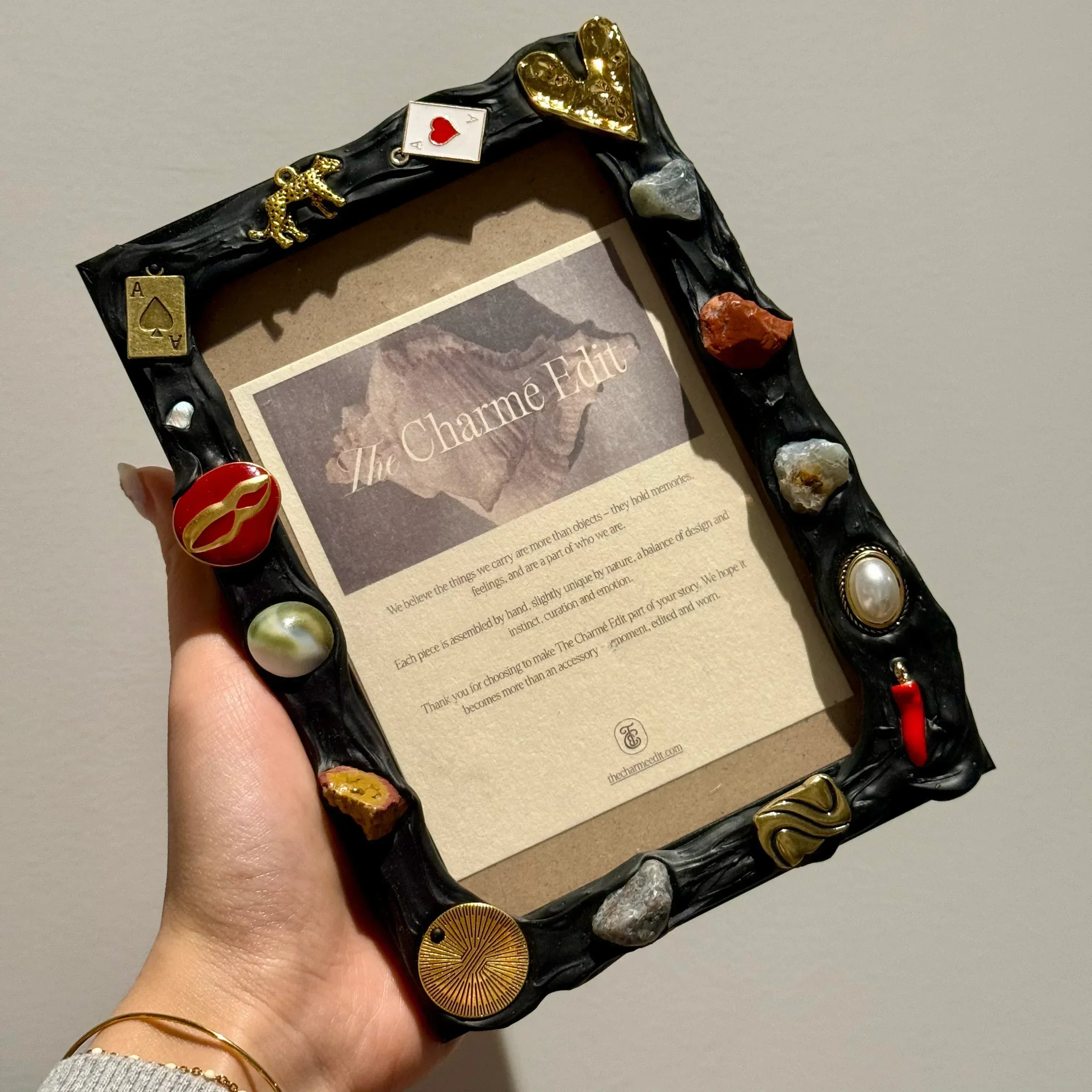 Girls night DIY ideas: DIY photo frame kit with shell and flower charms, DIY gift idea.